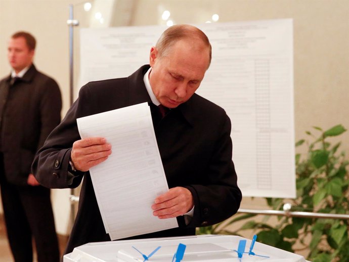 Putin deposita su voto en las elecciones parlamentarias