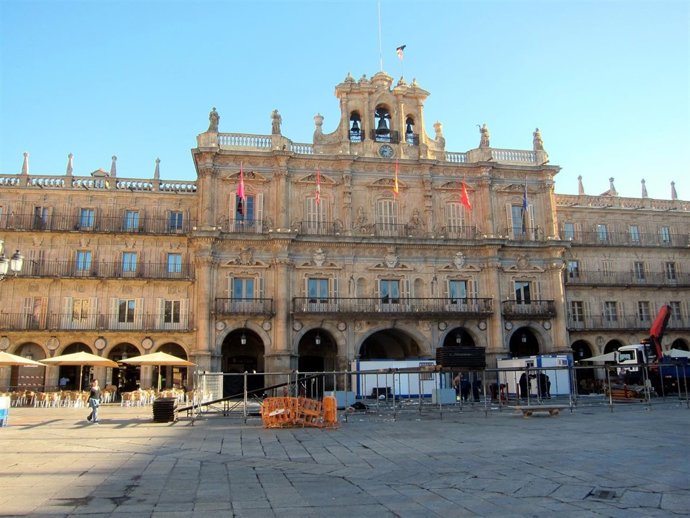 Tareas para retirar el escenario de la Plaza Mayor de Salamanca este lunes.