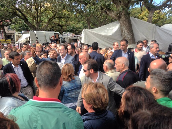 Rajoy en un paseo en Santa Comba, en la campaña del 25S