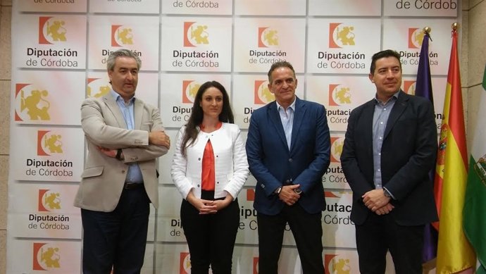 Gómez, junto a responsables de Fides, durante la presentación