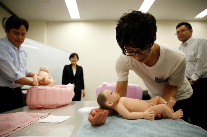 Jóvenes aprenden el arte de la paternidad en Japón