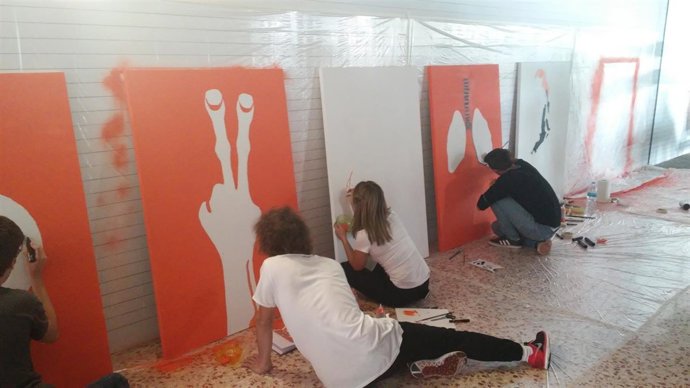 Estudiantes de diseño pintan cuadros sobre síntomas de la fibrosis pulmonar