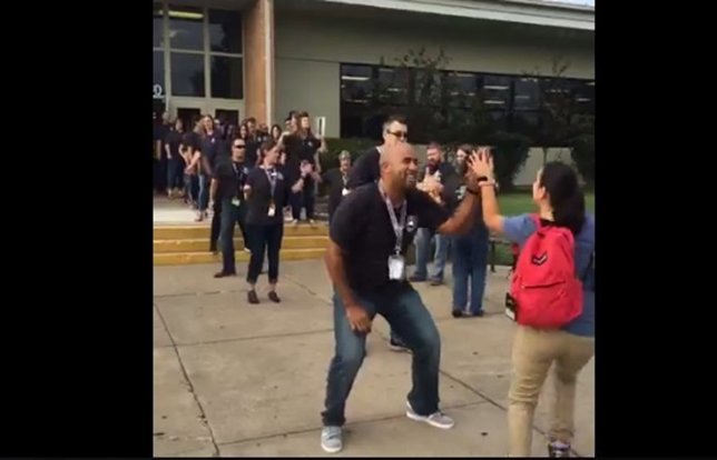 El pasillo de profesores a alumnos en el primer día de clase 