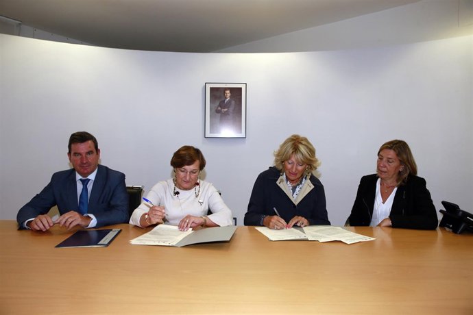 Firma del convenio entre Sanidad y la AECC