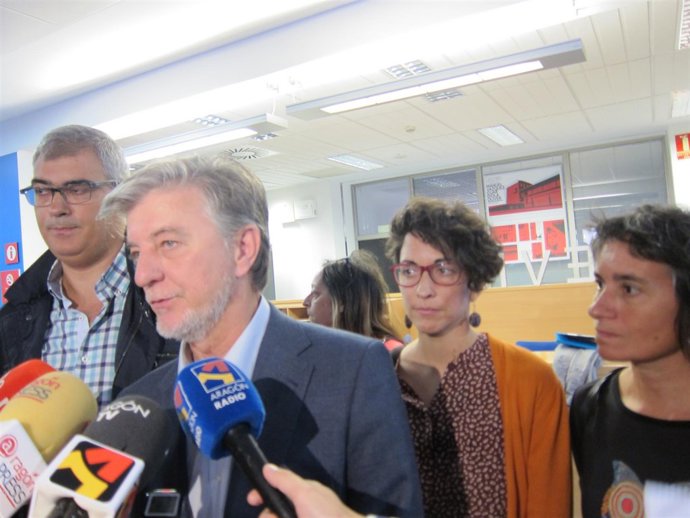 El alcalde en una reunión en el barrio Oliver