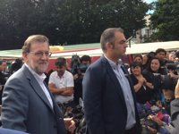 Rajoy se da un baño de masas en Santa Comba y se fotografía con el “mayor fan” de Feijóo