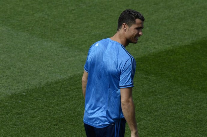 Cristiano Ronaldo saltando al campo en un entrenamiento