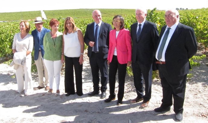 Díaz, entre la alcaldesa de Moriles y el presidente de la Diputación