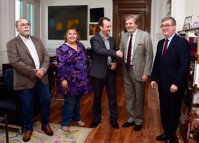 Méndez de Vigo, ha recibido a miembros de la Asociación de Padres CEAPA 