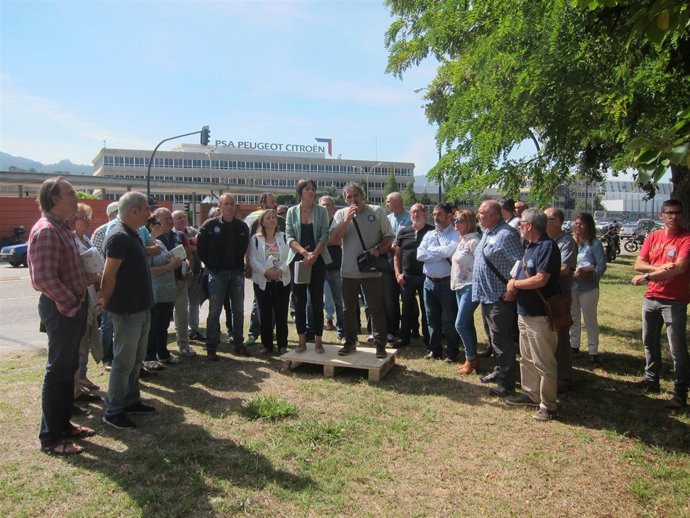 Ana Pontón, candidata del BNG, con trabajadores de Citroën en Vigo 25S