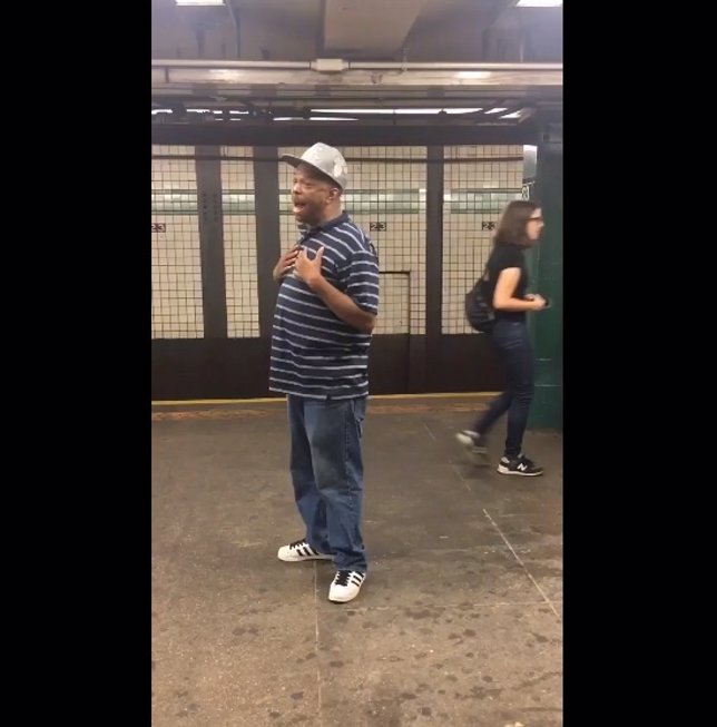 Mike Yung, el cantante de metro que se ha hecho viral