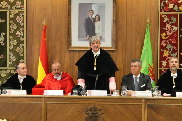 El rector de la ULE, en la inauguración del curso académico. 