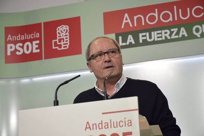 El número dos del PSOE-A, Juan Cornejo, en rueda de prensa