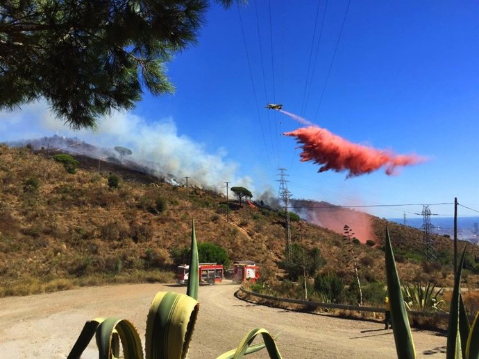Avioneta actúa sobre el incendio en Collserola (Barcelona)