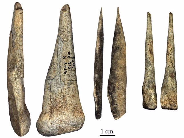 Artefactos hechos de hueso de la Grotte du Renne