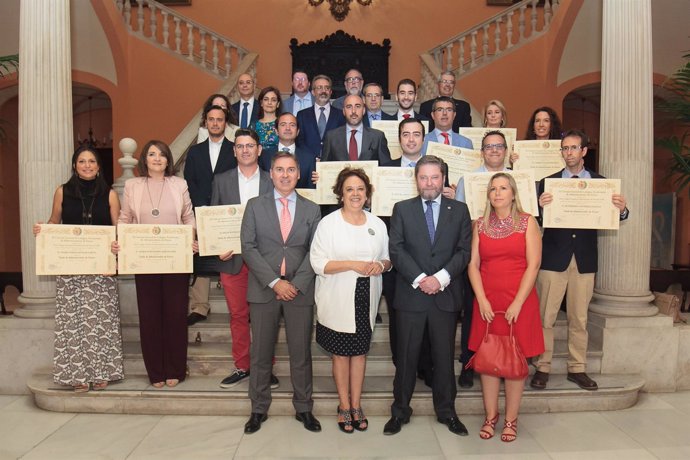 Nuevos colegiados de los administradores de fincas de Sevilla con Camen Castreño