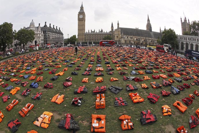 "Cementerio De Salvavidas" En El Parlamento Británico Por Los Refugiados