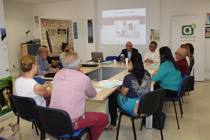 Carmona (centro) se reúne con los participantes en el proyecto