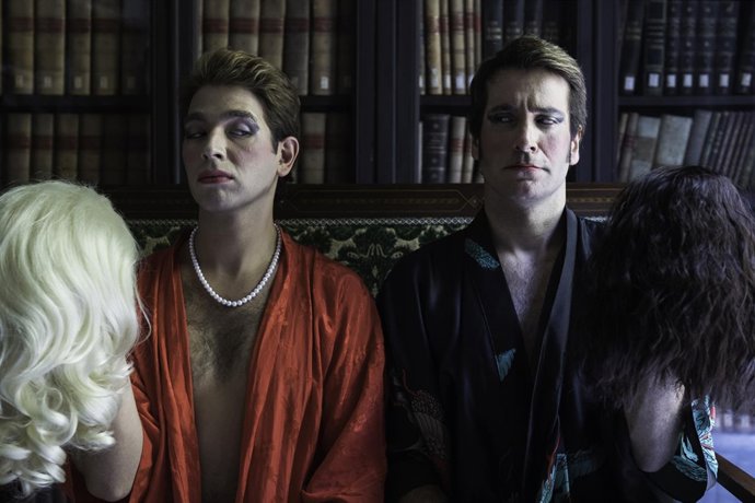 Los actores Enric Cambray y Ricard Farré en 'Les dones sàvies' de Molière