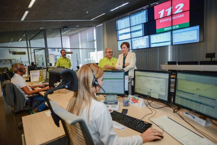 La delegada del Gobierno andaluz, Sandra García, en el 112