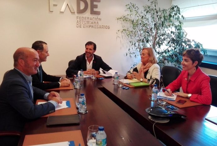 Reunión de representantes del PP y FADE. 