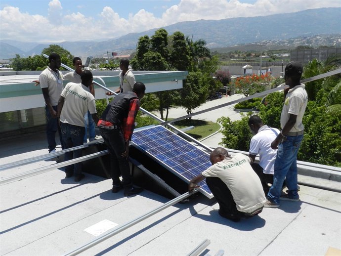 Fundación  NPH colocando paneles solares