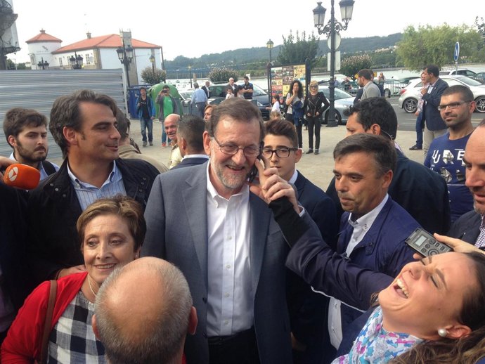 Rajoy en Pontedeume habla con la hija de una simpatizante, campaña 25S