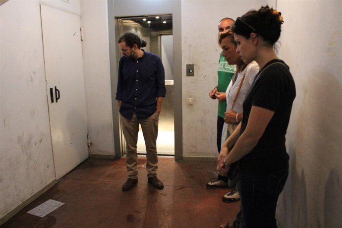 Emilo León y Rosa Espiño, visitan una vivienda de Nuevo Santullano. 