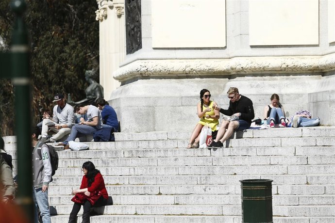 Parque de El Retiro, parejas, pareja, descansar, descansando, descanso