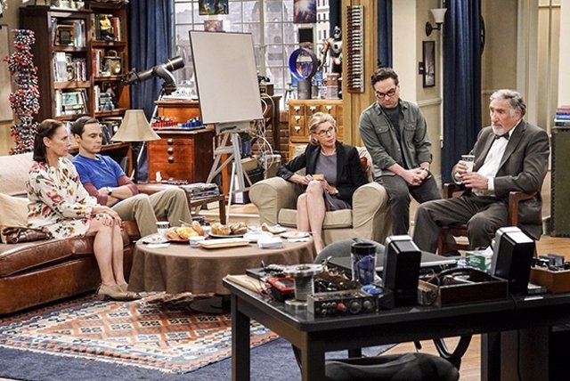 Leonard y Sheldon con sus padres en la 10ª temporada de The Big Bang Theory 