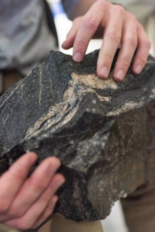 Muestra de la roca más antigua de la Tierra