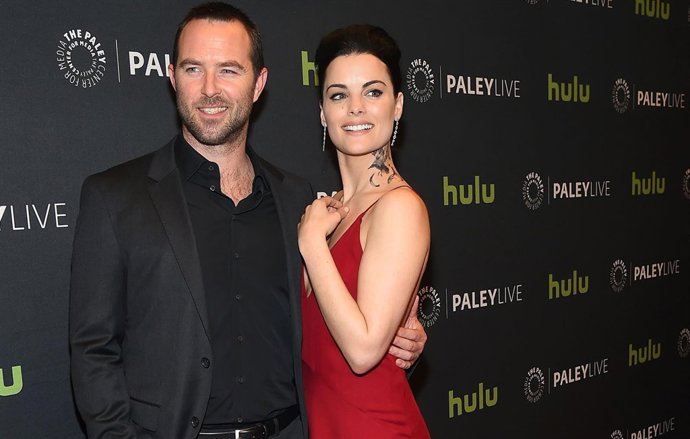 :  Actor Sullivan Stapleton (L) And Actress Jaimie Alexander