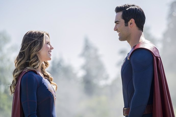 Supergirl y Superman en la 2ª temporada de Supergirl 