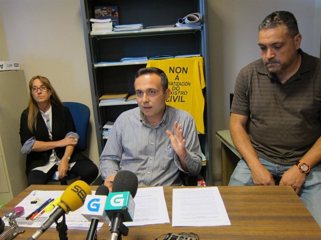El representante de CSIF Jorge González Figueiras, en el centro