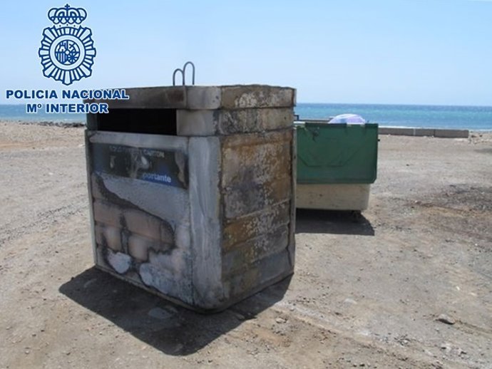 Uno de los contenedores presuntamente quemados por el detenido