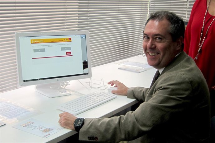 Espadas vota la consulta popular sobre la Feria en un cibernodo en la Macarena