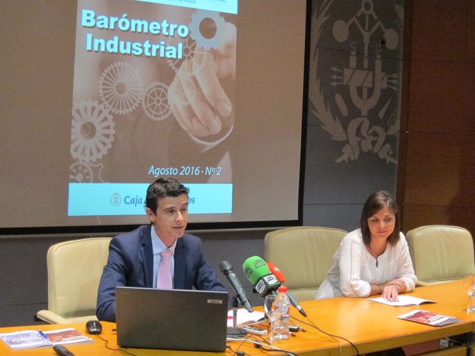 César Nicolás y Sandra Cuenca, en la presentación del Barómetro