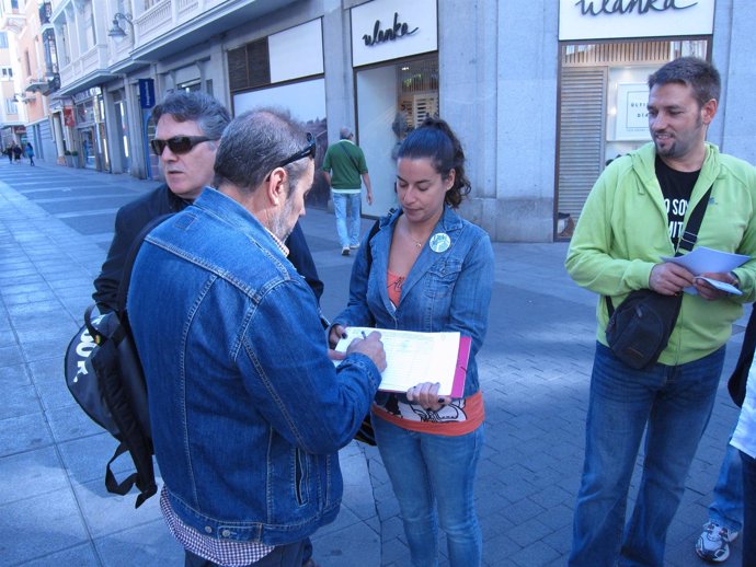 Recogida de firmas en el centro de Valladolid