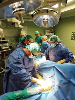 Equipo quirúrgico de cirugía vascular de La Candelaria durante la intervención