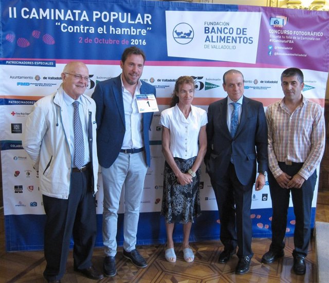 Óscar Puente luce el dorsal número 1 durante la presentación de la carrera