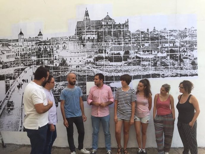Pizarro (dcha.) visita el taller 'Collage Creativo'