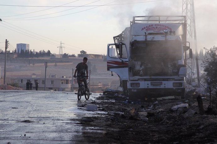Camión del convoy con ayuda bombardeado cerca de Alepo