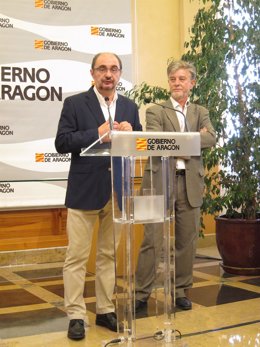 Javier Lambán y Pedro Santisteve, en su comparecencia en el edificio Pignatelli