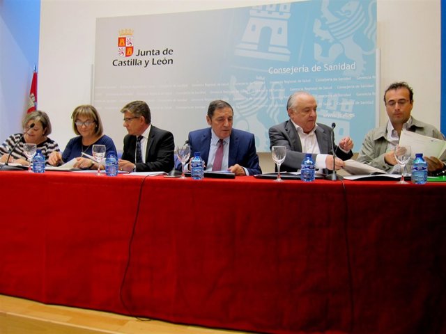 El consejero y representantes sindicales durante la firma del pacto. 