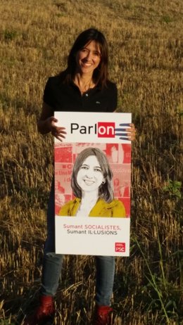 Nuria Parlon, con el cartel de su candidatura al PSC