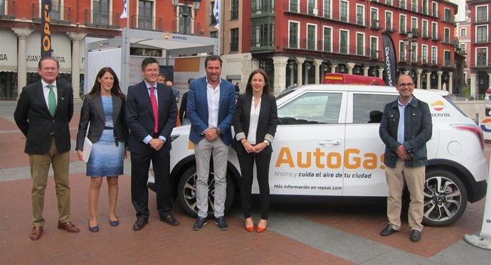 Puente y Luis Vélez con representantes de Repsol y Michelin