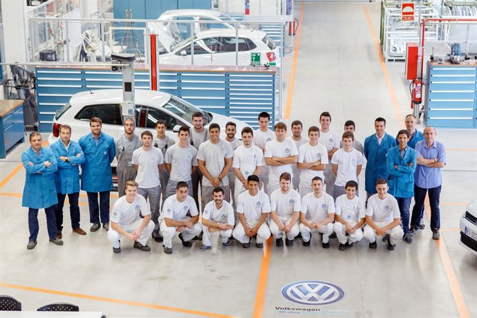 Participantes del V Programa de Aprendices de Volkswagen Navarra.
