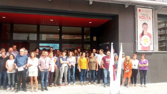 Concentración ante la sede de Creu Roja en Barcelona