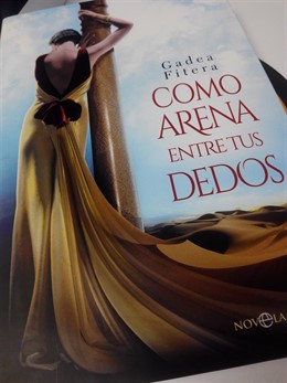 Portada 'Como arena entre tus dedos' (Esfera de los Libros) de Gadea Fitera