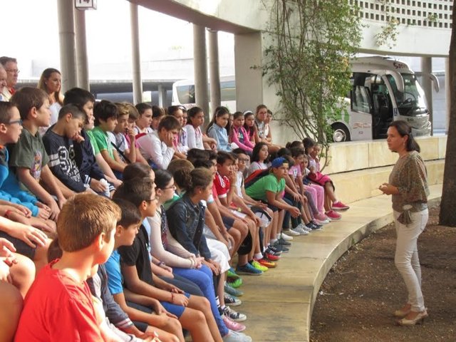 Vioque visita la estación de autobuses junto a un grupo de alumnos